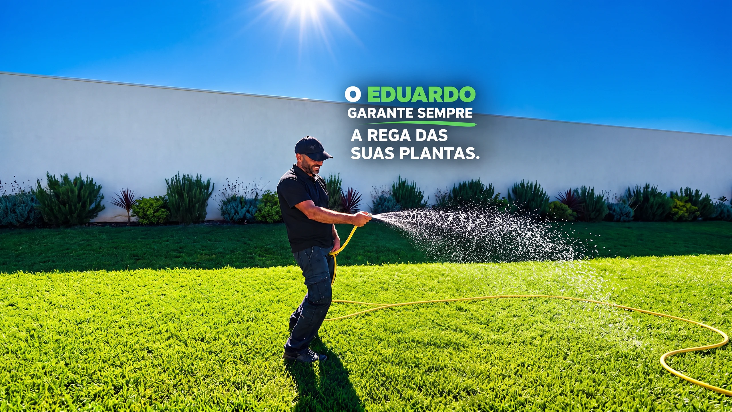 Eduardo, da Jardinagem Coelho, a regar um relvado com a mangueira num dia de sol
