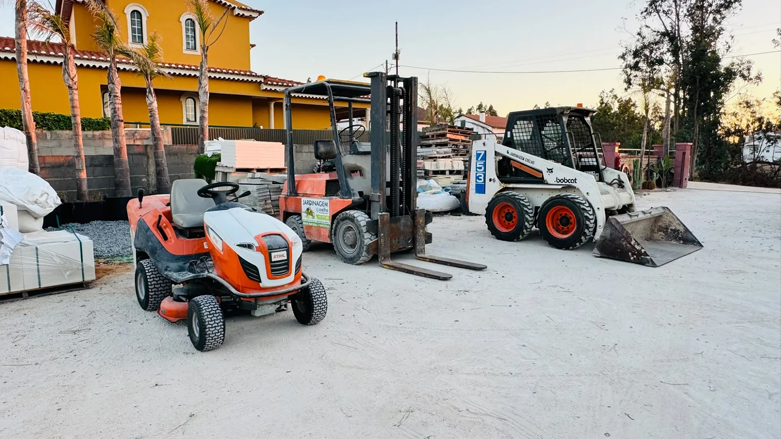 Máquinas da Jardinagem Coelho: trator corta-relva Stihl, empilhador e mini-carregadora Bobcat