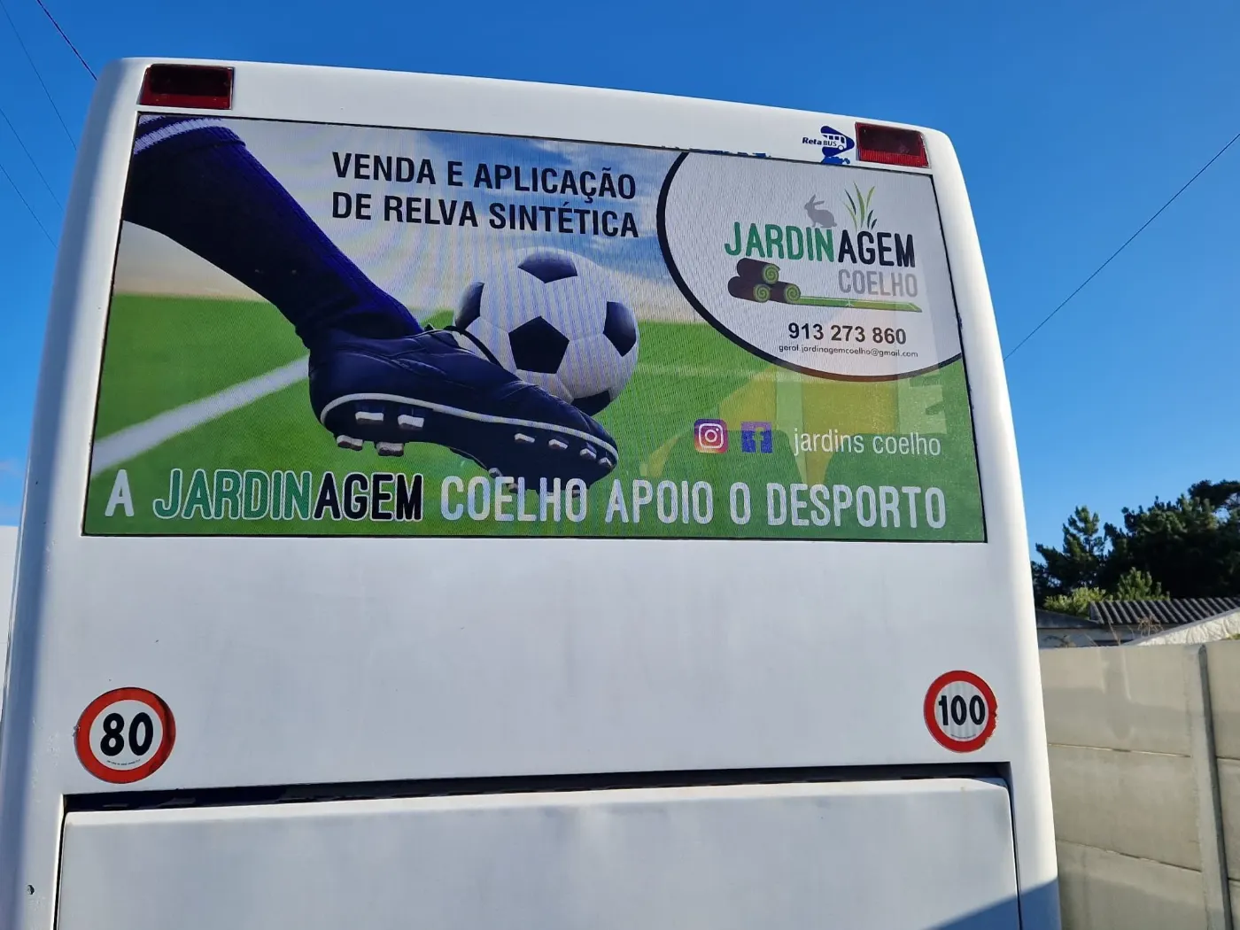 Publicidade da Jardinagem Coelho na traseira do autocarro da equipa: A Jardinagem Coelho apoia o desporto