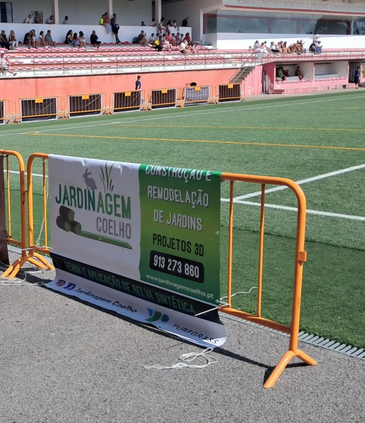Faixa da Jardinagem Coelho junto ao relvado do estádio do IDV