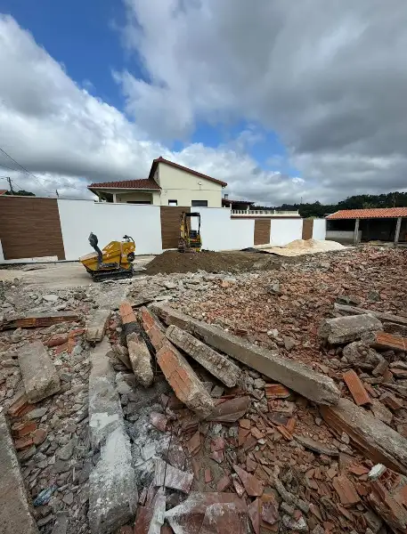 Quintal de moradia com relva sintética e canteiros — durante a obra