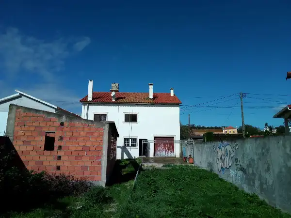Quintal de moradia com relva sintética e canteiros — antes da obra
