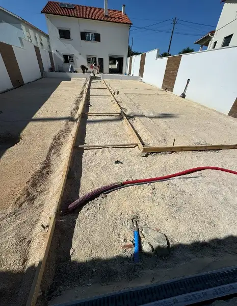 Quintal de moradia com relva sintética e canteiros — durante a obra