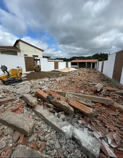 Quintal de moradia com relva sintética e canteiros — durante a obra