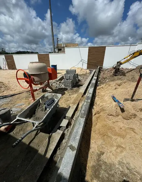 Quintal de moradia com relva sintética e canteiros — durante a obra