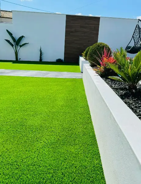 Quintal de moradia com relva sintética e canteiros — resultado final