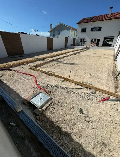 Quintal de moradia com relva sintética e canteiros — durante a obra