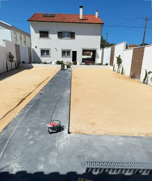 Quintal de moradia com relva sintética e canteiros — durante a obra