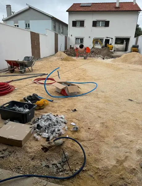 Quintal de moradia com relva sintética e canteiros — durante a obra