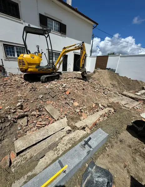Quintal de moradia com relva sintética e canteiros — durante a obra