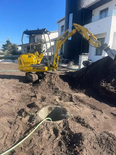 Jardim completo de moradia moderna com relva sintética — durante a obra