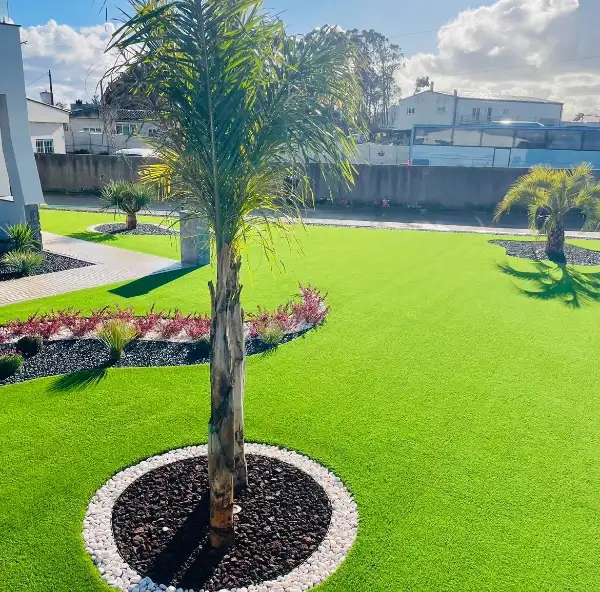 Jardim completo de moradia moderna com relva sintética — resultado final