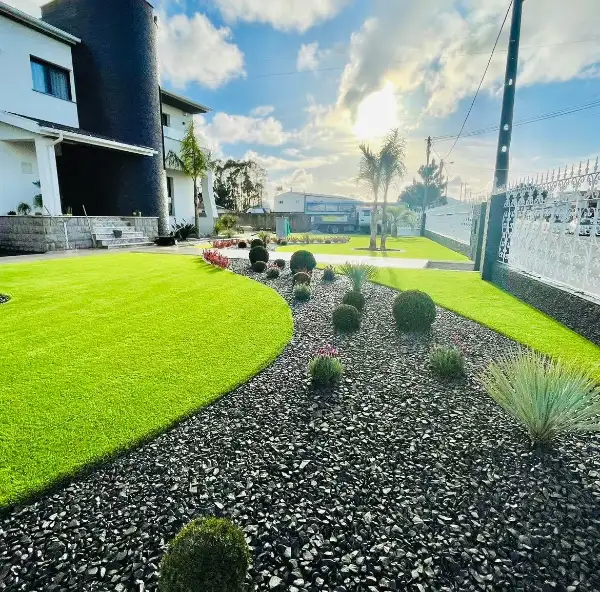 Jardim completo de moradia moderna com relva sintética — resultado final