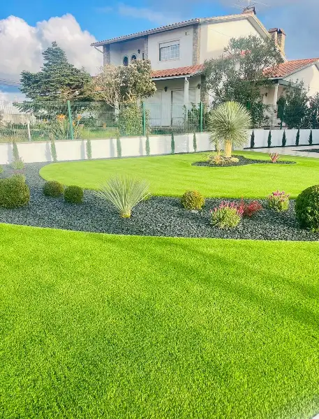 Jardim completo de moradia moderna com relva sintética — resultado final