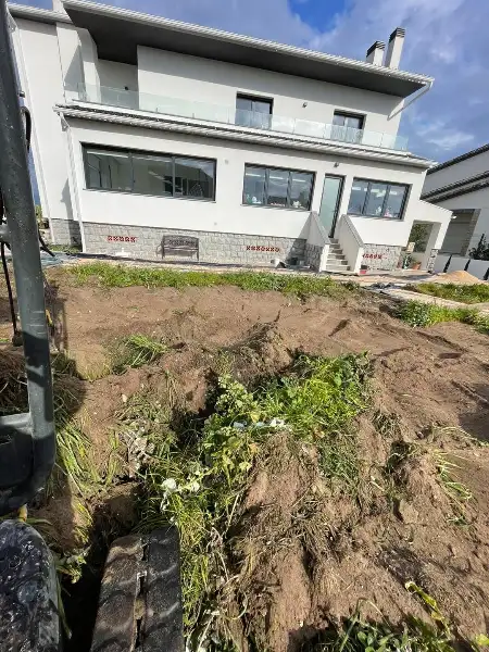 Jardim completo de moradia moderna com relva sintética — durante a obra