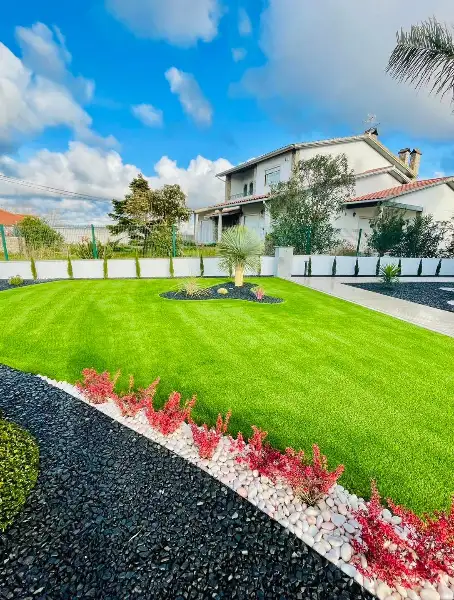 Jardim completo de moradia moderna com relva sintética — resultado final
