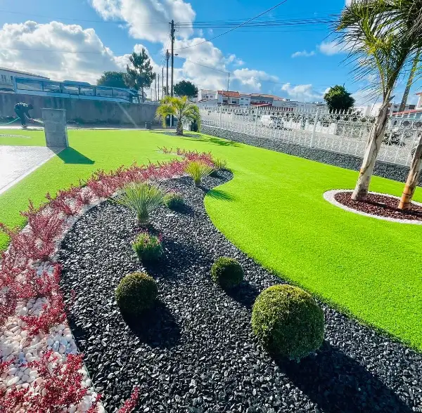 Jardim completo de moradia moderna com relva sintética — resultado final