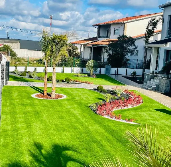 Jardim completo de moradia moderna com relva sintética — resultado final