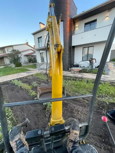 Jardim completo de moradia moderna com relva sintética — durante a obra