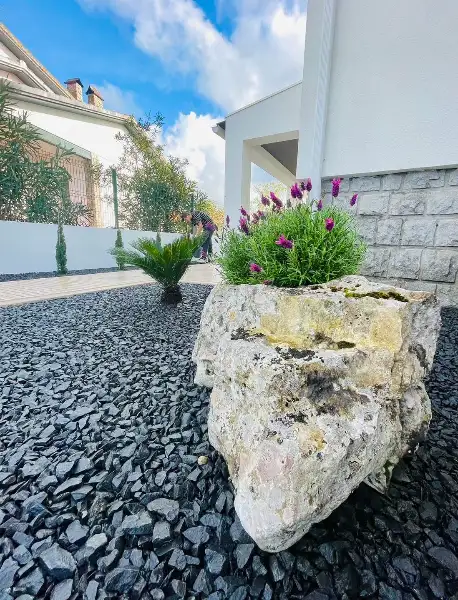 Jardim completo de moradia moderna com relva sintética — resultado final