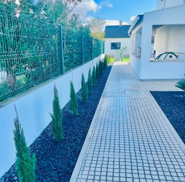 Jardim completo de moradia moderna com relva sintética — resultado final