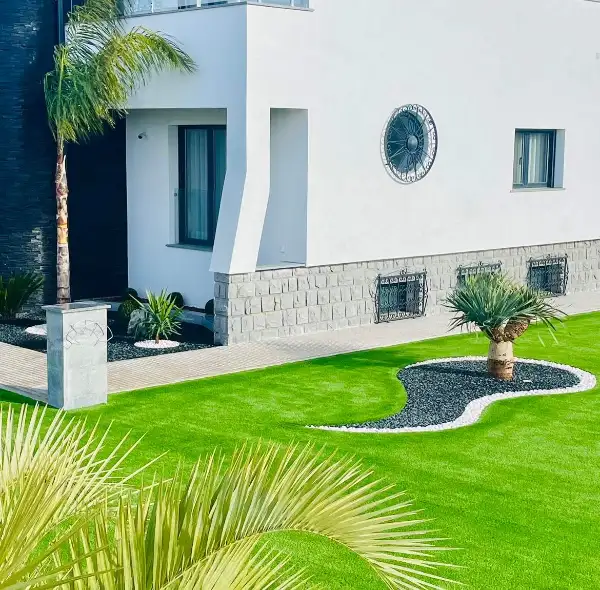 Jardim completo de moradia moderna com relva sintética — resultado final