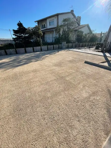 Jardim completo de moradia moderna com relva sintética — durante a obra
