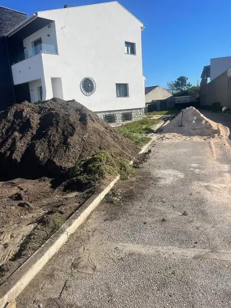 Jardim completo de moradia moderna com relva sintética — durante a obra
