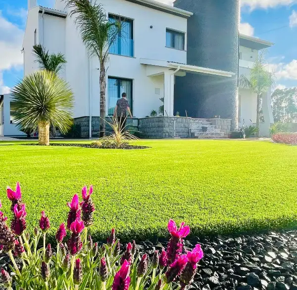 Jardim completo de moradia moderna com relva sintética — resultado final
