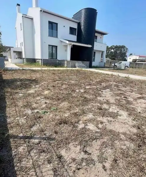 Jardim completo de moradia moderna com relva sintética — durante a obra