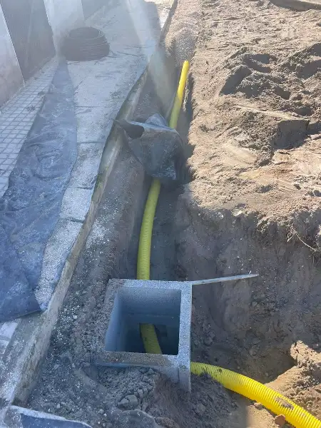 Jardim completo de moradia moderna com relva sintética — durante a obra