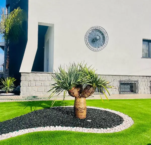 Jardim completo de moradia moderna com relva sintética — resultado final