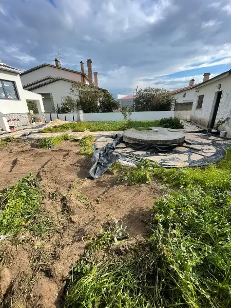 Jardim completo de moradia moderna com relva sintética — durante a obra