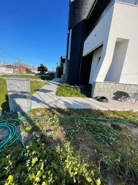 Jardim completo de moradia moderna com relva sintética — durante a obra