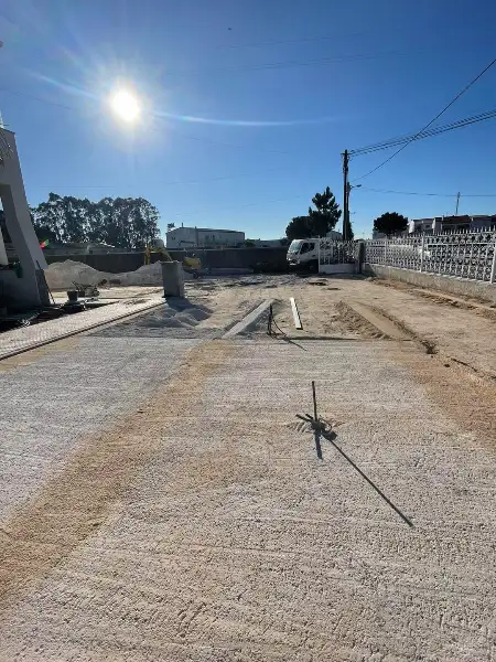 Jardim completo de moradia moderna com relva sintética — durante a obra