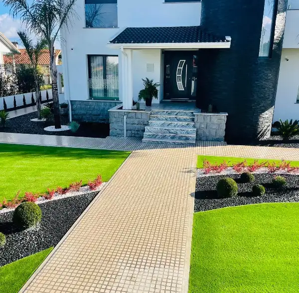 Jardim completo de moradia moderna com relva sintética — resultado final