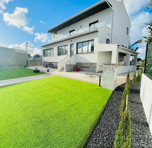 Jardim completo de moradia moderna com relva sintética — resultado final