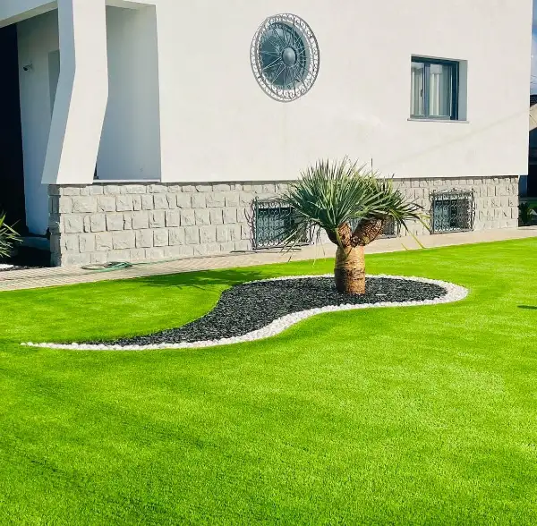 Jardim completo de moradia moderna com relva sintética — resultado final