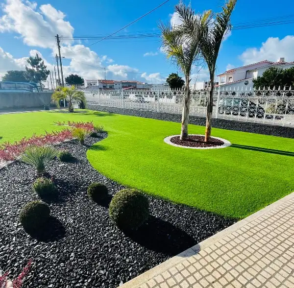 Jardim completo de moradia moderna com relva sintética — resultado final