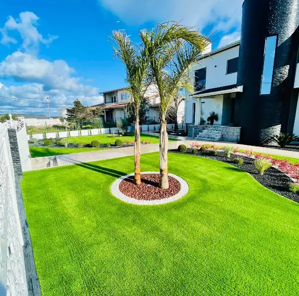 Jardim completo de moradia moderna com relva sintética — resultado final