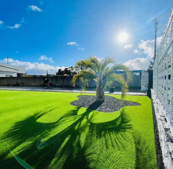 Jardim completo de moradia moderna com relva sintética — resultado final