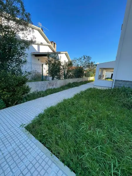 Jardim completo de moradia moderna com relva sintética — resultado final