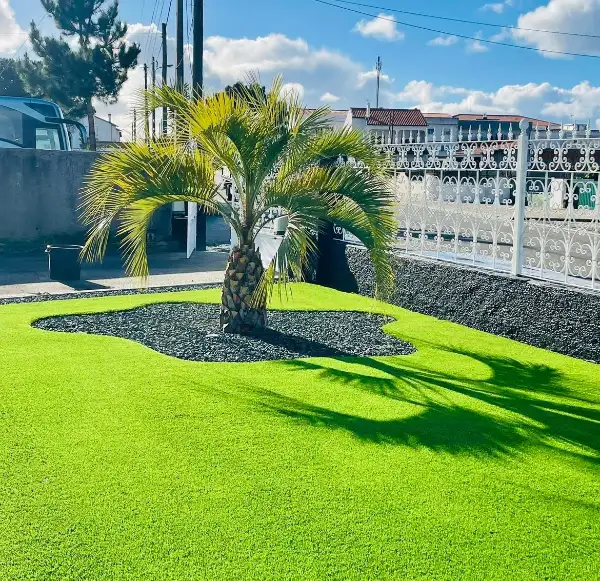 Jardim completo de moradia moderna com relva sintética — resultado final