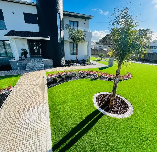 Jardim completo de moradia moderna com relva sintética — resultado final