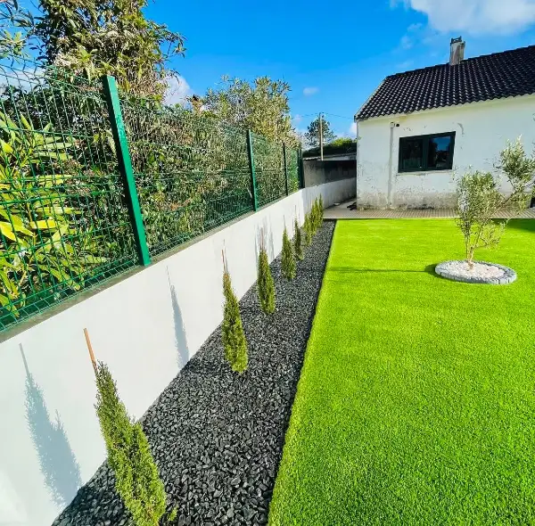 Jardim completo de moradia moderna com relva sintética — resultado final