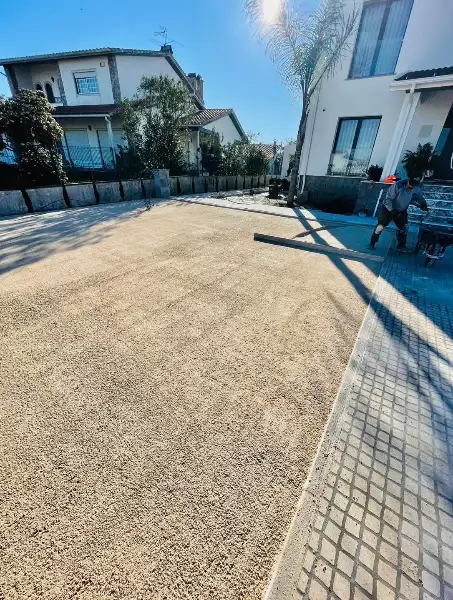 Jardim completo de moradia moderna com relva sintética — durante a obra