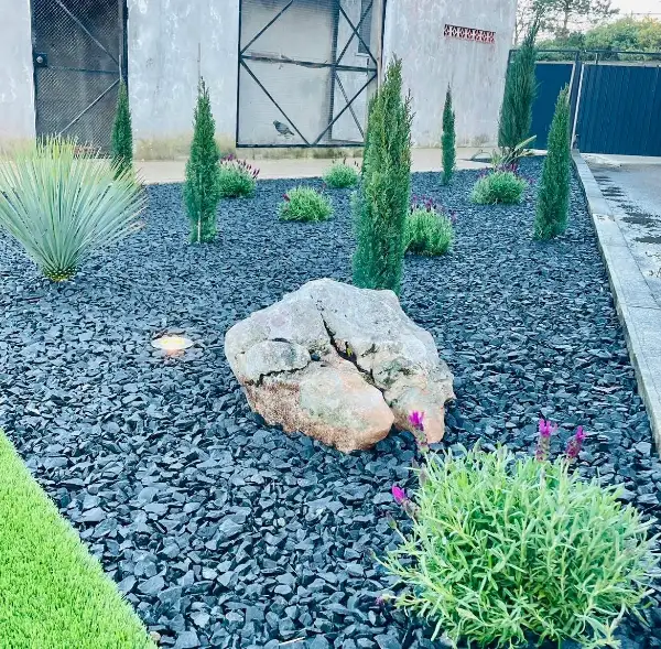 Jardim completo de moradia moderna com relva sintética — resultado final