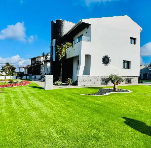Jardim completo de moradia moderna com relva sintética — resultado final