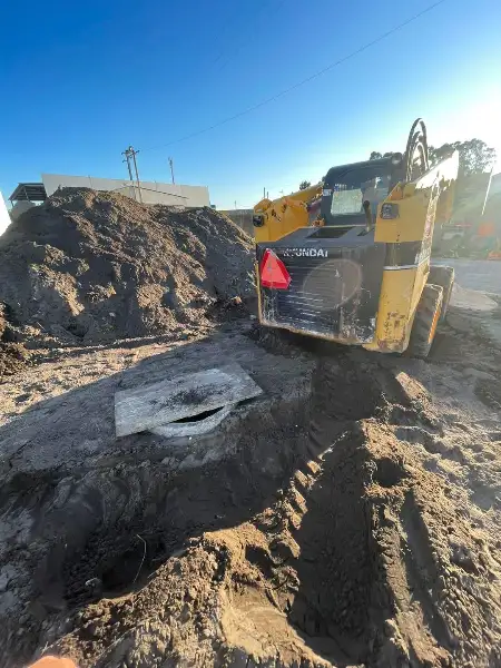 Jardim completo de moradia moderna com relva sintética — durante a obra