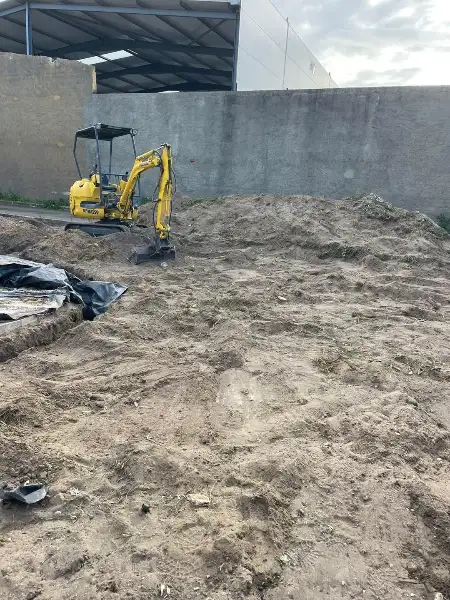 Jardim completo de moradia moderna com relva sintética — durante a obra